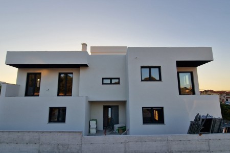 Zadar, Ploča – trosoban stan s bazenom, novogradnja