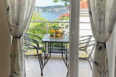 Rogoznica- centar – kuća sa 7 apartmana i pogledom na more, 330,49 m2