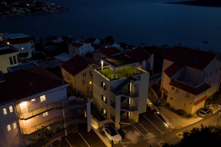 Sevid - novi dvosobni apartman na 2. katu s krovnom terasom, 81 m2