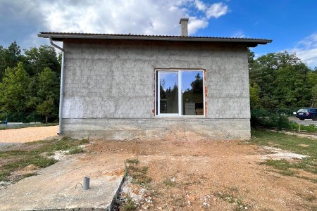 Gospić, kuća s novom kupaonom, interijerom i stolarijom, 75 m2
