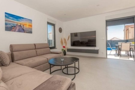 Vodice - nova namještena kuća za odmor s bazenom, 135 m2