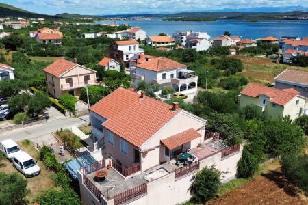 Pašman, Kraj – kuća s tri stana 300 m od pješčane plaže, 229 m2
