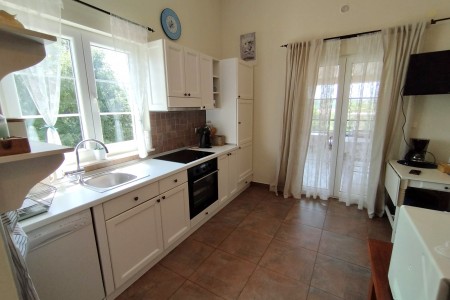 Pirovac - samostojeća kuća s dva stana, 169 m2