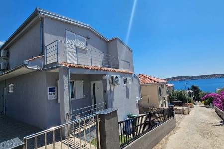 Rogoznica- centar – kuća sa 7 apartmana i pogledom na more, 330,49 m2