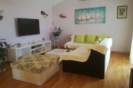 Sveti Filip i Jakov - kuća s 3 apartmana, garažom i podrumom, 220 m2