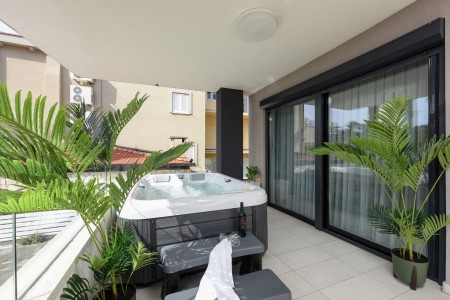 Zadar, Diklo - stan s privatnim ulazom i dvori&scaron;tem, 150m od mora