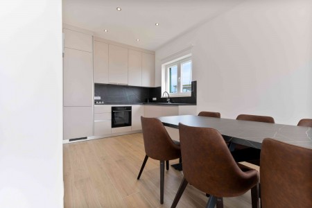 Sevid - novi dvosobni apartman na 2. katu s krovnom terasom, 81 m2