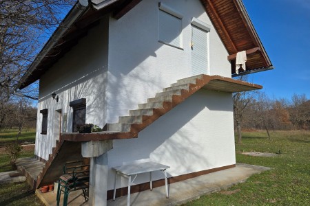 Lovinac - useljiva vikendica na mirnoj lokaciji, 80 m2