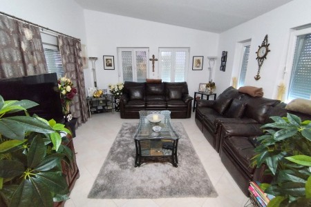 Suhovare - kuća za odmor s bazenom i pomoćnim objektima