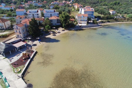 Pašman, Kraj - kuća prvi red do mora, na pješčanoj plaži, 236 m2