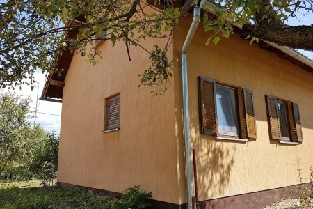 Gospić - kuća s pomoćnim objektom 80 m2 i dvor 1126 m2