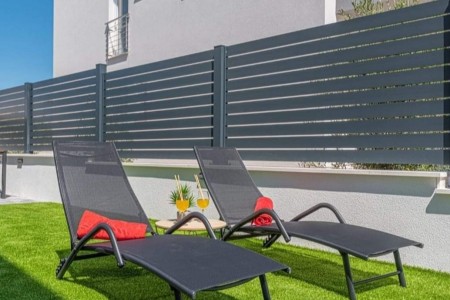 Vodice - nova namještena kuća za odmor s bazenom, 135 m2