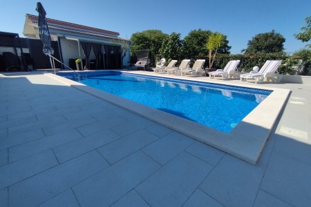 Suhovare - kuća za odmor s bazenom i pomoćnim objektima