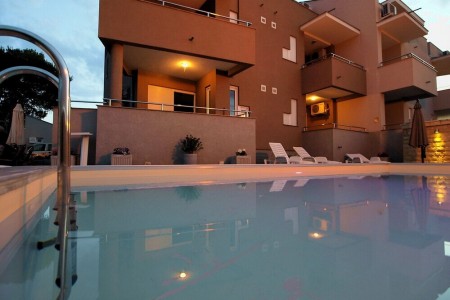 NIN - jednosoban apartman s bazenom i dvorištem – 54 m2