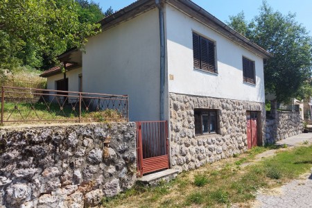 Gračac, Srb - kuća na mirnoj lokaciji s pogledom, 107 m2