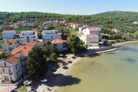 Pašman, Kraj - kuća prvi red do mora, na pješčanoj plaži, 236 m2