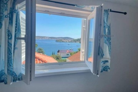 Rogoznica- centar – kuća sa 7 apartmana i pogledom na more, 330,49 m2