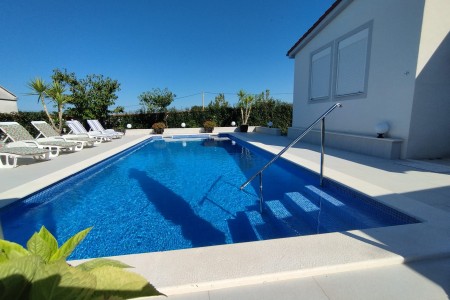 Suhovare - kuća za odmor s bazenom i pomoćnim objektima