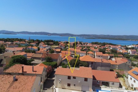 Sveti Filip i Jakov - kuća s 3 apartmana, garažom i podrumom, 220 m2