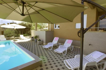 NIN - jednosoban apartman s bazenom i dvorištem – 54 m2