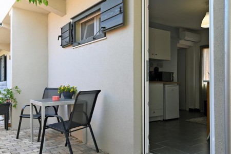 Murter, Betina - kuća s četiri apartmana, 100 m od plaže, 219 m2