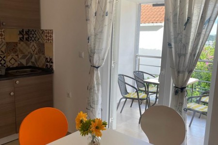 Rogoznica- centar – kuća sa 7 apartmana i pogledom na more, 330,49 m2