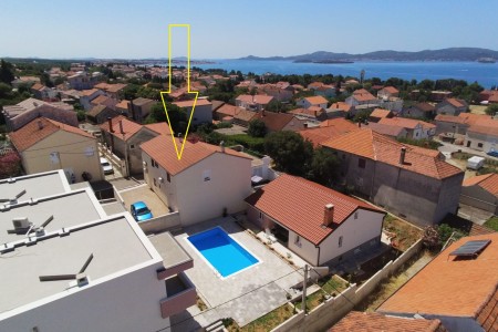 Sveti Filip i Jakov - kuća s 3 apartmana, garažom i podrumom, 220 m2