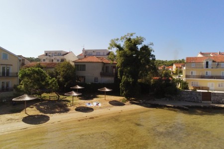 Pašman, Kraj - kuća prvi red do mora, na pješčanoj plaži, 236 m2