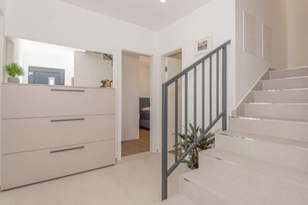 Vodice - nova namještena kuća za odmor s bazenom, 135 m2