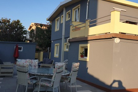 Nin - kuća s 4 apartmana prvi red do mora, 166 m2