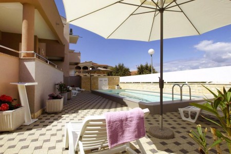NIN - jednosoban apartman s bazenom i dvorištem – 54 m2