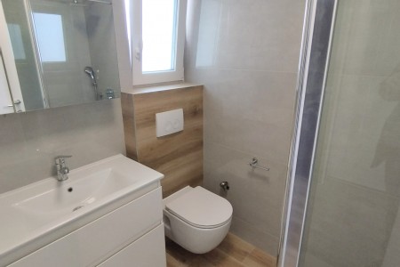 Turanj – novi trosoban apartman prvi red do mora, 72 m2