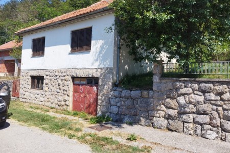 Gračac, Srb - kuća na mirnoj lokaciji s pogledom, 107 m2