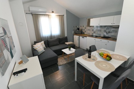 Murter, Betina - kuća s četiri apartmana, 100 m od plaže, 219 m2