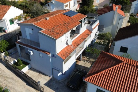 Rogoznica- centar – kuća sa 7 apartmana i pogledom na more, 330,49 m2