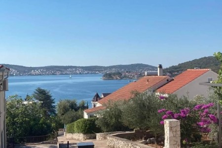 Rogoznica- centar – kuća sa 7 apartmana i pogledom na more, 330,49 m2