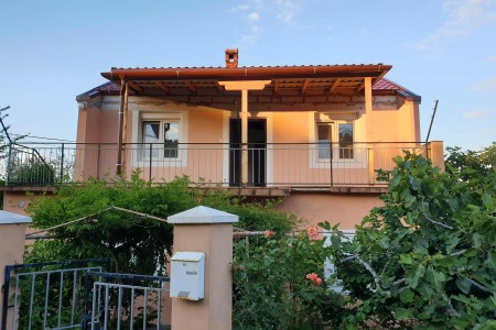 Pašman, Ždrelac - kuća 130 m2, 300 m od mora