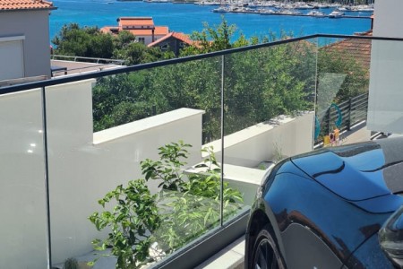 Rogoznica - luksuzni stan s pogledom na more, novogradnja, 77,69 m2