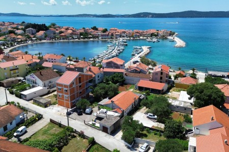 Bibinje - kuća 2. red do mora na zemljištu od 1336 m2, zona substandardne izgradnje