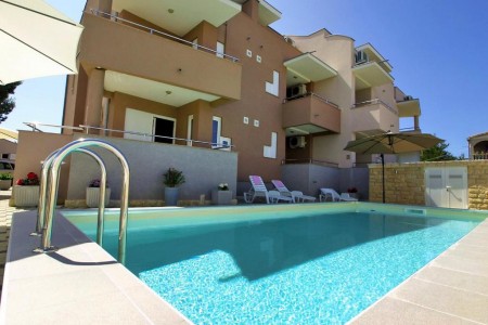 NIN - jednosoban apartman s bazenom i dvorištem – 54 m2