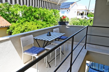 Murter, Betina - kuća s četiri apartmana, 100 m od plaže, 219 m2