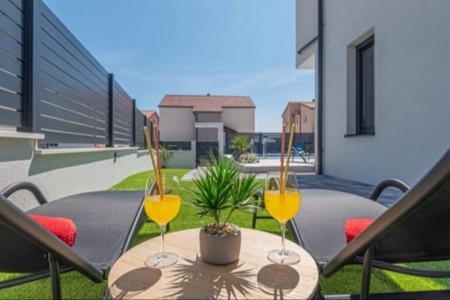 Vodice - nova namještena kuća za odmor s bazenom, 135 m2