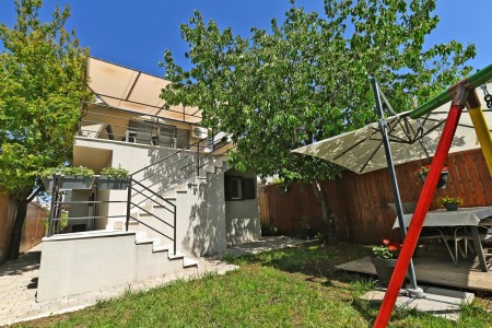 Murter, Betina - kuća s četiri apartmana, 100 m od plaže, 219 m2