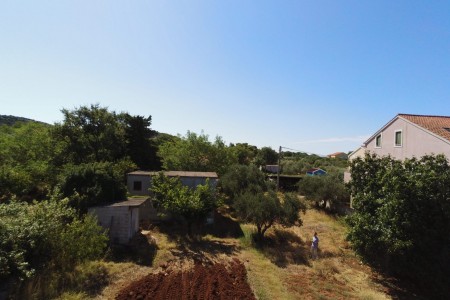 Sukošan, Debeljak - kuća i pomoćni objekat na zemljištu od 2096 m2