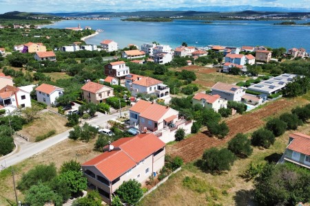 Pašman, Kraj – kuća s tri stana 300 m od pješčane plaže, 229 m2