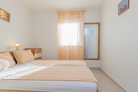 NIN - jednosoban apartman s bazenom i dvorištem – 54 m2