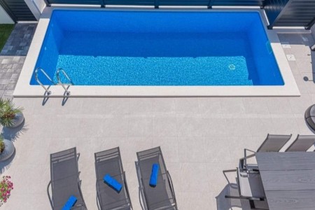 Vodice - nova namještena kuća za odmor s bazenom, 135 m2