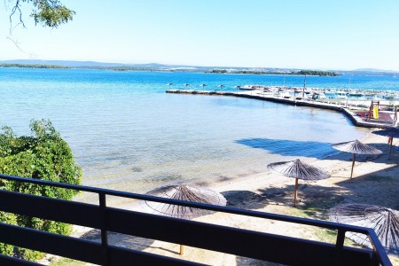 Pašman, Kraj - kuća prvi red do mora, na pješčanoj plaži, 236 m2