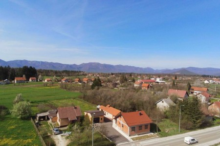 Gospić - kuća s pomoćnim objektom 80 m2 i dvor 1126 m2