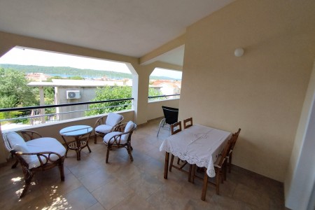 Pirovac - samostojeća kuća s dva stana, 169 m2